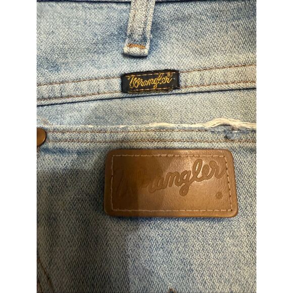 Wrangler Men's Raw Hem Distressed Straight Leg Denim Jeans Blue Size 33x32 - Picture 1 of 12